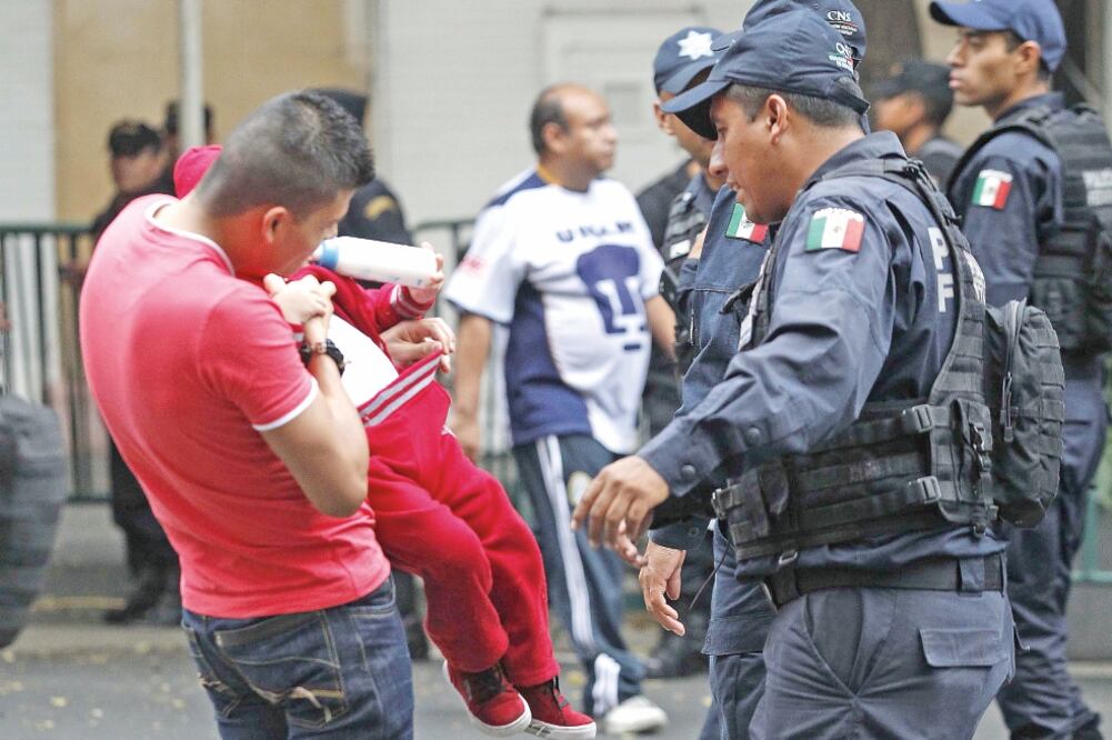 Los asistentes al Zócalo tuvieron que pasar tres filtros de seguridad, donde revisaban a niños y adultos por igual en busca objetos peligrosos (ARIEL OJEDA. EL UNIVERSAL)
