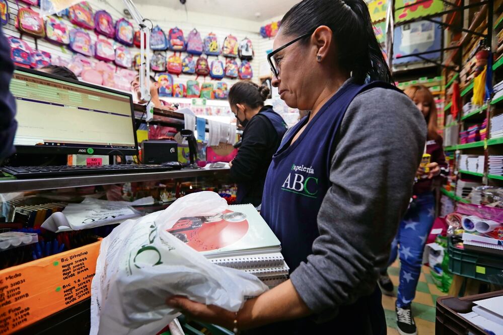 Comerciantes detallan que hubo incremento en la demanda de cajas de colores, lápices, gomas y libretas, entre otros artículos. Foto: Jorge Alvarado / EL UNIVERSAL