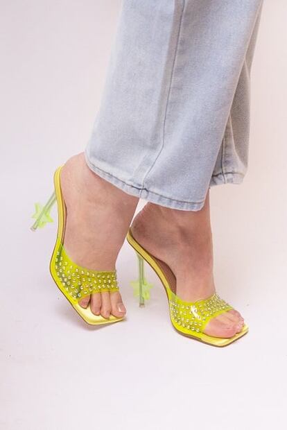 Galilea Montijo deslumbra en minivestido metalizado y colorido