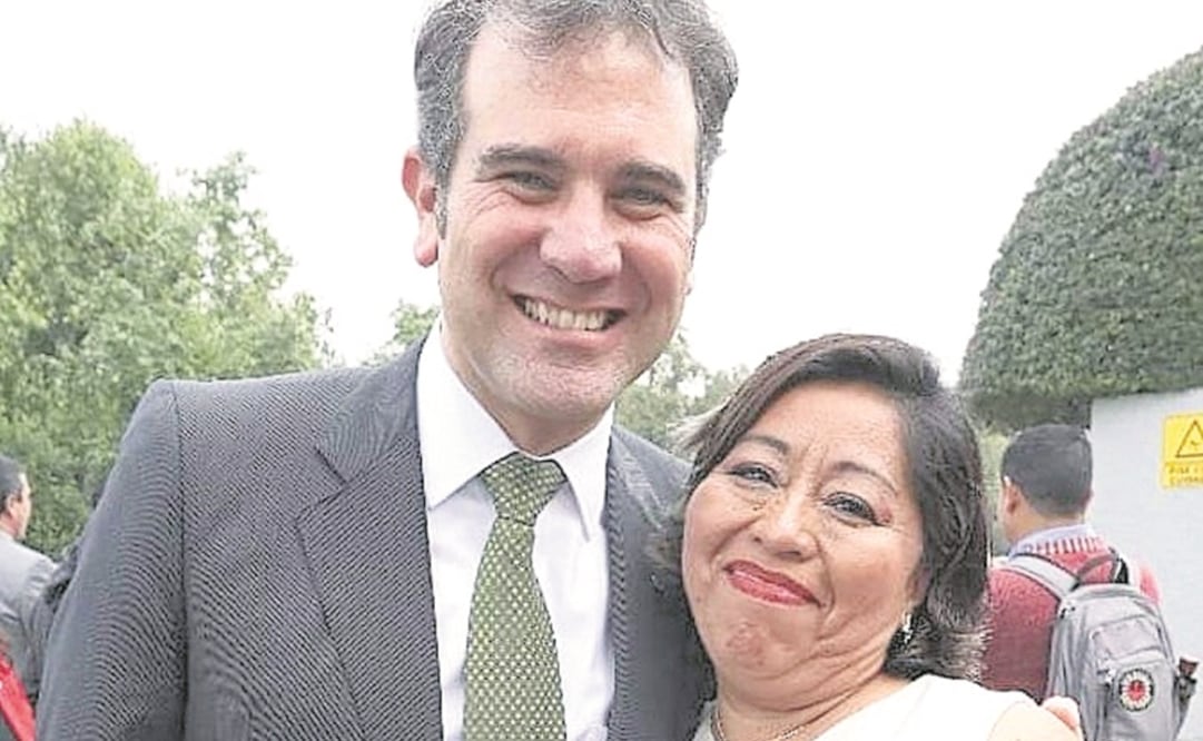 El consejero presidente del INE, Lorenzo Córdova, y la trabajadora del organismo María Ivonne Salamanca, quien fue reconocida por su desempeño el pasado 10 de diciembre. CORTESÍA