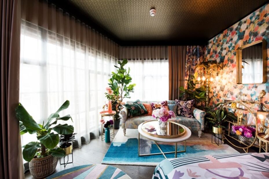 Conoce la habitación de hotel maximalista y minimalista partida a la mitad 