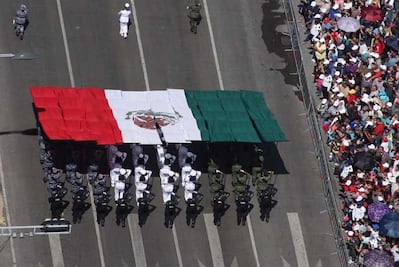 Desfilan Fuerzas Armadas por el 207 aniversario de la Independencia
