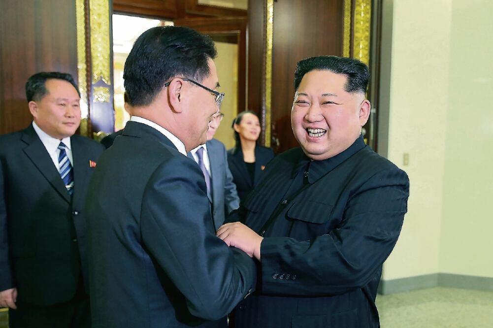 Encuentro. Chung Eui-yong, consejero de seguridad de Corea del Sur, ayer en la reunión con el presidente Kim Jong-un, en Pyongyang. (AFP)