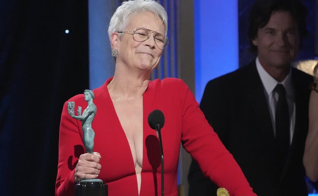 Jamie Lee Curtis ganó como  mejor Actriz de Reparto en una película por su participación en “Everything Everywhere All at Once" durante los Premios SAG Foto: AP/Chris Pizzello, Archivo El Universal 
