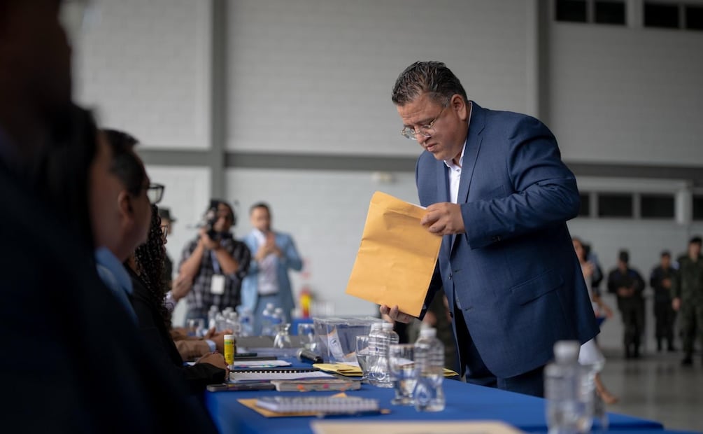 Jonathan González, representante de Thebe Ingeniería y Consultoría, participó en el acto de entrega de la aeronave adquirida mediante subasta pública (10/07/2026). Foto: @Sedenahn