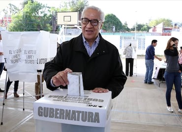 Gobernador de Puebla acude a las urnas a emitir su voto