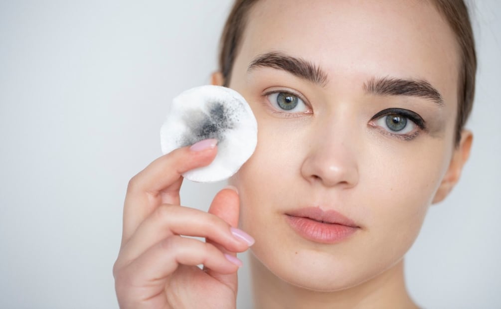 Estas son las razones por las que no debes aplicar aceites en tus ojos. foto: Freepik