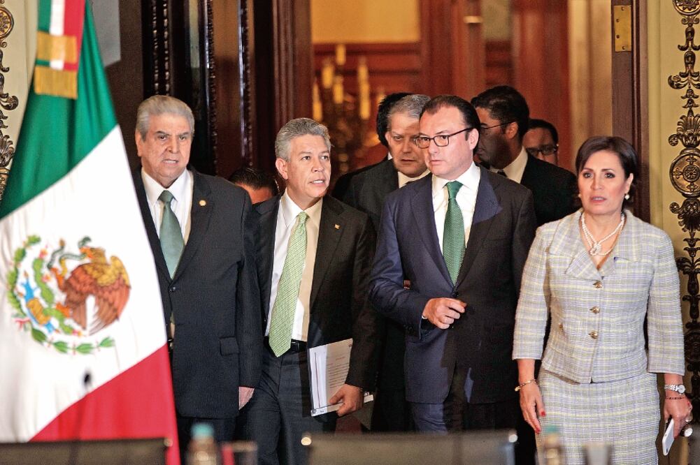 El secretario de Hacienda, Luis Videgaray; estuvo acompañado por el director del Infonavit, David Penchyna; el presidente de la ABM, Luis Robles Miaja, y la titular de la Sedatu, Rosario Robles (JUAN CARLOS REYES. EL UNIVERSAL)