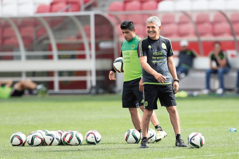 Ricardo Ferretti y su auxiliar técnico Marco Antonio Ruiz dispusieron que se ensayaran los tiros libres (OMAR VEGA. XINHUA)