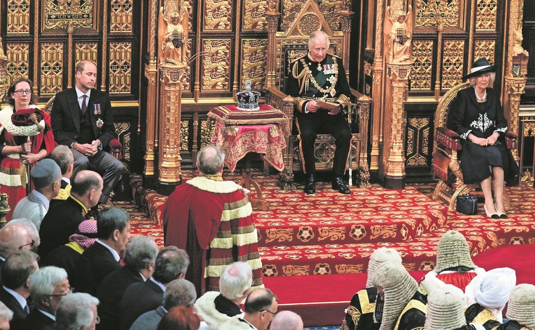 El príncipe Carlos, junto a la corona de la reina Isabel II, durante la Apertura Estatal del Parlamento en el Palacio de Westminster, en Londres. Foto: AP 