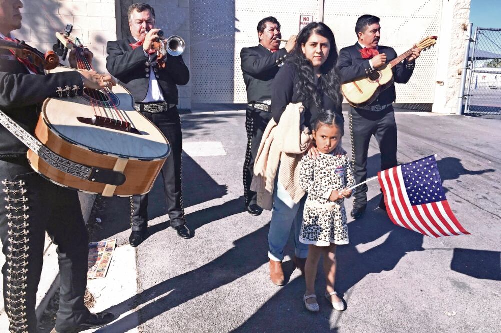 Jacqueline Lima, de 20 años, votó ayer por primera vez en Las Vegas. Lima acudió al centro acompañada por su hija Karla, de 4 años. (FOTO: RUSSELL CONTRERAS. AP)
