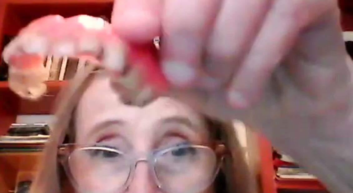 Margarita Sanz muestra dentadura que utilizó hace 30 años en la película “El callejón de los milagros”.
Foto: César Huerta/EL UNIVERSAL.