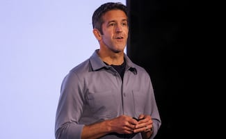 ¿Quién es John Ternus?; Apple apuesta por un ingeniero para liderar su nueva era