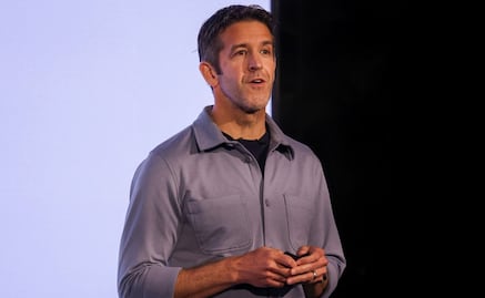 ¿Quién es John Ternus?; Apple apuesta por un ingeniero para liderar su nueva era