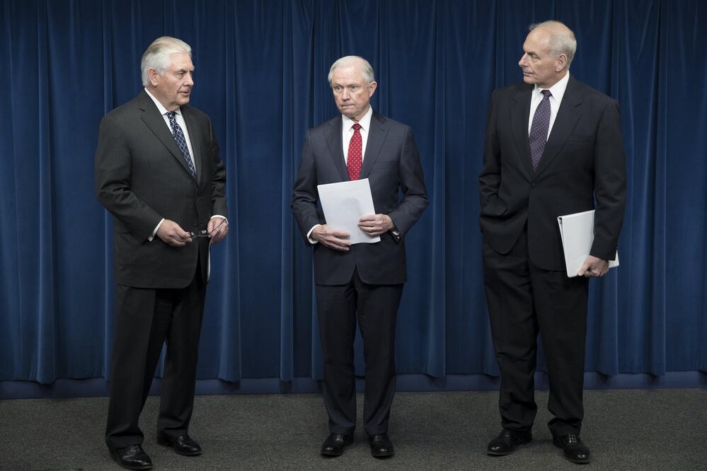 El fiscal general, Jeff Sessions (centro), el secretario de Seguridad Nacional, John Kelly (derecha),y el ecretario de Estado de EU, Rex Tillerson (izquierda) (Foto: EFE)