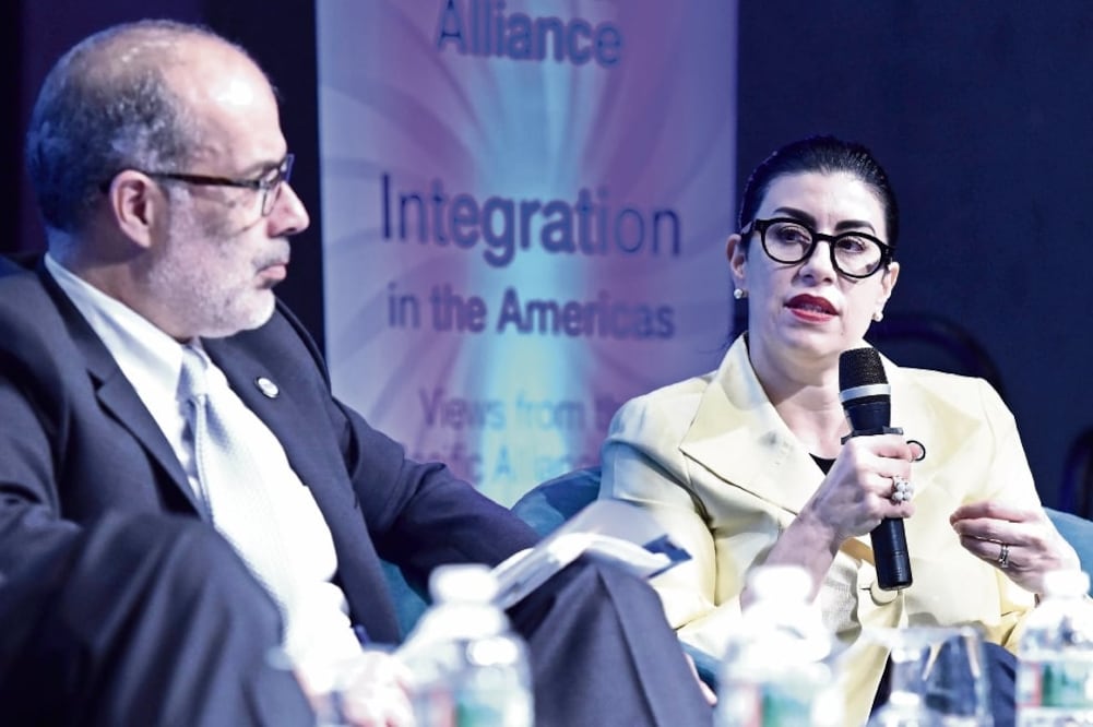 El ministro de Economía de Chile, Rodrigo Valdés, y la subsecretaria de Hacienda de México, Vanessa Rubio, durante un foro del Banco Mundial (LENIN NOLLY.EFE)