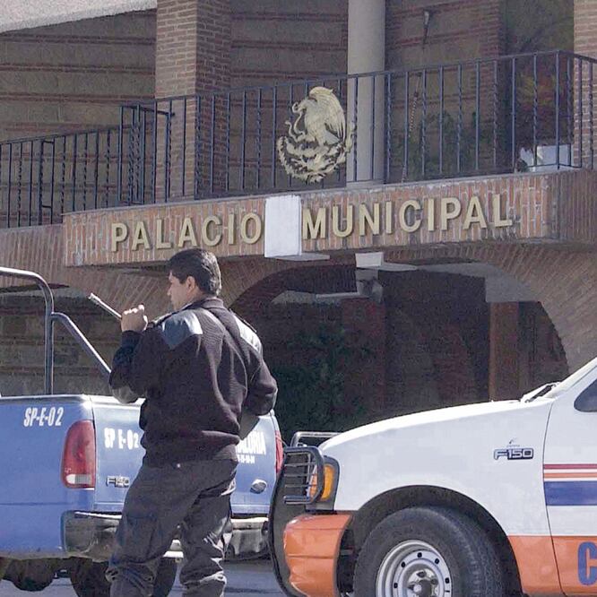 Negociación. Una comisión de taxistas acudió al Palacio Municipal de Coacalco para dialogar con funcionarios. Archivo El Universal 