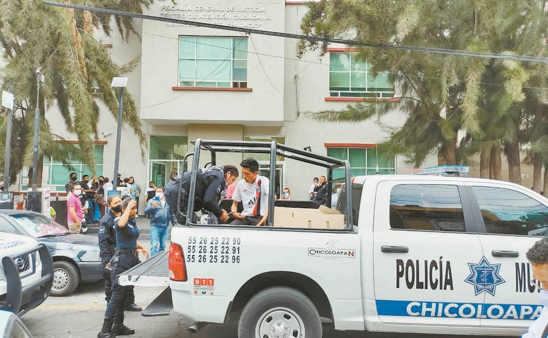 Los detenidos fueron trasladados a la Fiscalía Regional de Nezahualcóyotl, a donde posteriormente llegó otro grupo de mujeres exigiendo su liberación. En la noche fueron puestos en libertad. Foto: Especial.