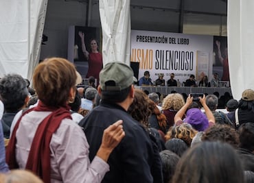 Critican a Segob por transmitir en vivo presentación del libro de Beatriz Gutiérrez Müller en el Zócalo