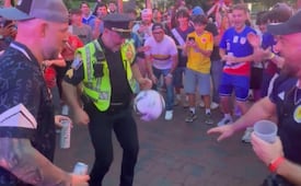 VIDEO: Policía de Boston presume habilidades con el balón en el Fan Fest del Mundial 2026; aficionados lo ovacionan