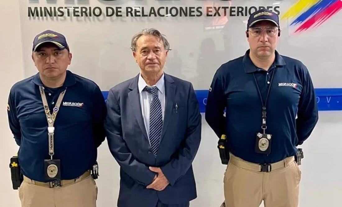 Fotografía cedida por Migración Colombia de la detención de Carlos Lehder (c), exnarcotraficante colombiano, a su llegada a Colombia el 28 de marzo de 2025. Foto: EFE/Archivo
