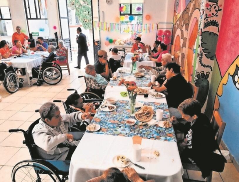 Cuidadores de adultos mayores, sin apoyo público