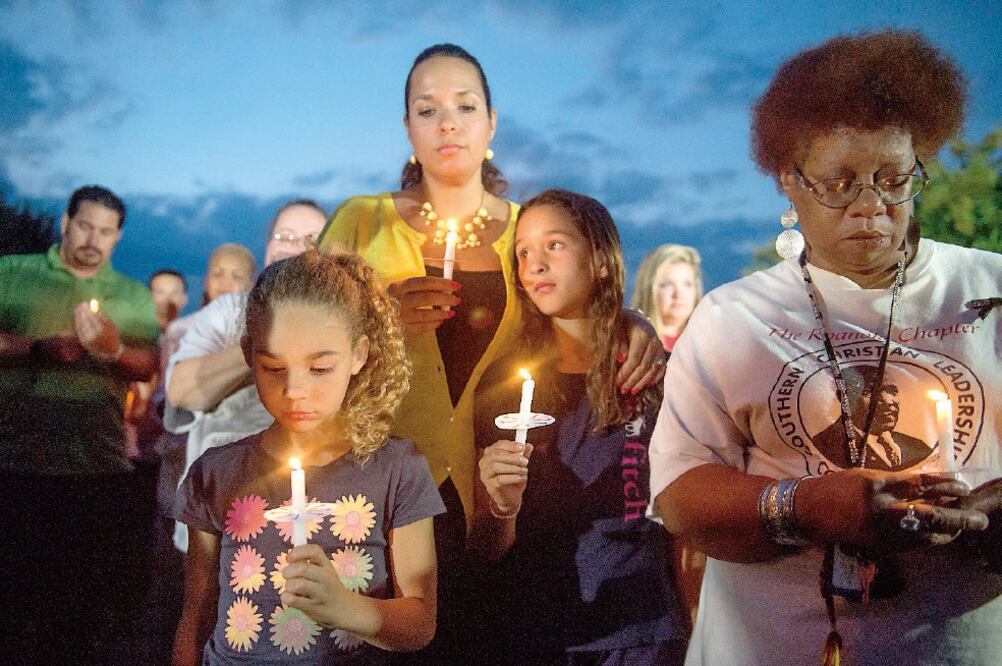 Anoche se realizó una vigilia frente a la sede de WDBJ7, en Roanoke, Virginia, por los periodistas muertos (AP)