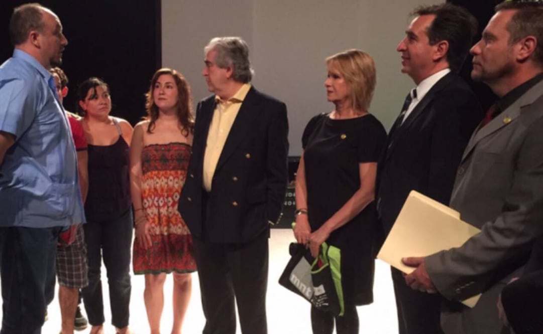 El funcionario cultural felicitó al elenco de la obra “Sidra Pino. Vestigios de una serie”. (FOTO tomada de Twitter: @rtovarydeteresa)