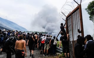 Reportan varios heridos tras enfrentamiento entre manifestantes y policías en Italia; protestan contra tren de alta velocidad