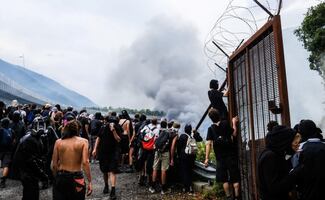 Reportan varios heridos tras enfrentamiento entre manifestantes y policías en Italia; protestan contra tren de alta velocidad