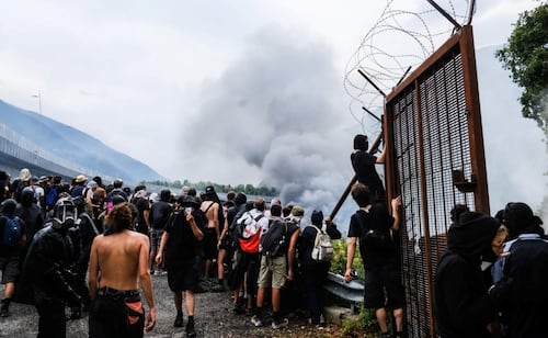 Reportan varios heridos tras enfrentamiento entre manifestantes y policías en Italia; protestan contra tren de alta velocidad