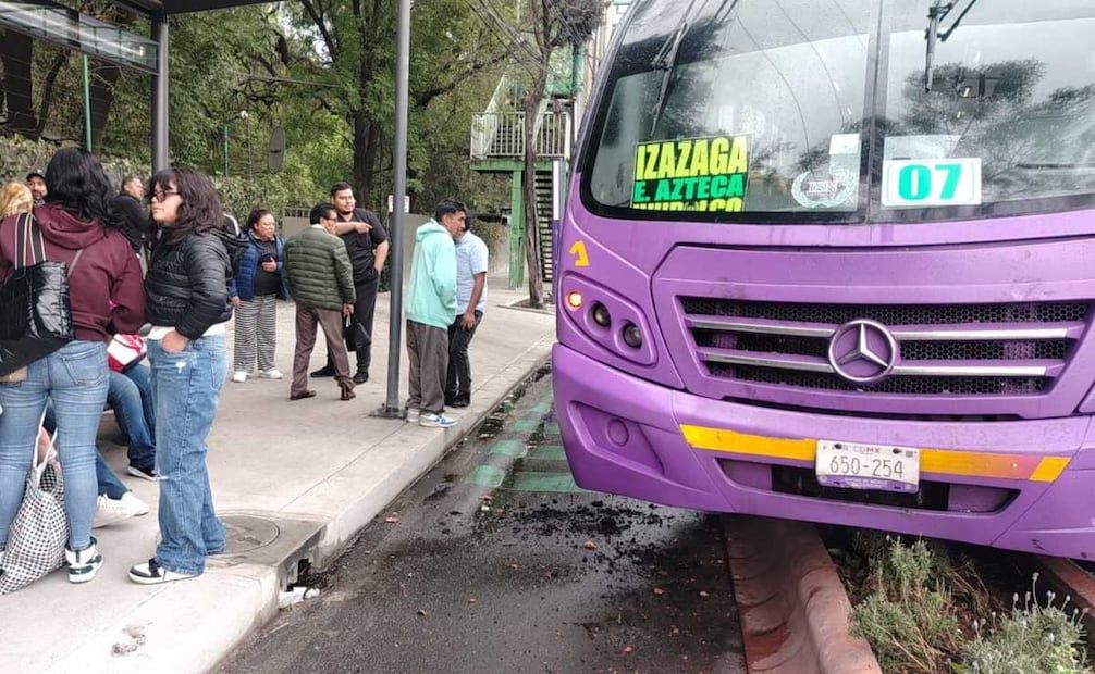 Lluvia provoca caída de lona de espectacular y árbol; unidad de transporte público se sube a ciclovía en Tlalpan.
Foto: Especial.