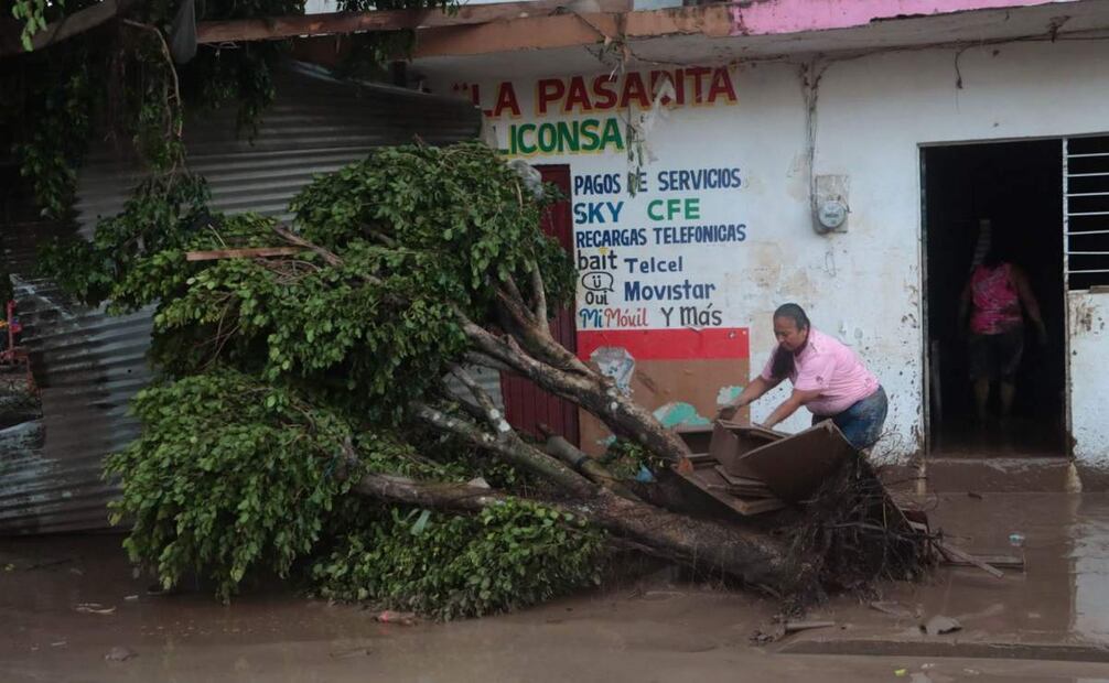 En el municipio de Álamo Temapache, en Veracruz, cientos de familias continúan viviendo entre el lodo y los escombros tras las fuertes lluvias que provocaron severas inundaciones (12/10/25). Foto: Carlos Nava/ Cuartoscuro