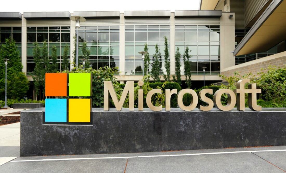 Un centro de datos típico requiere la construcción de un edificio diseñado con sistemas estrictos de enfriamiento y filtración que alberga decenas de computadoras