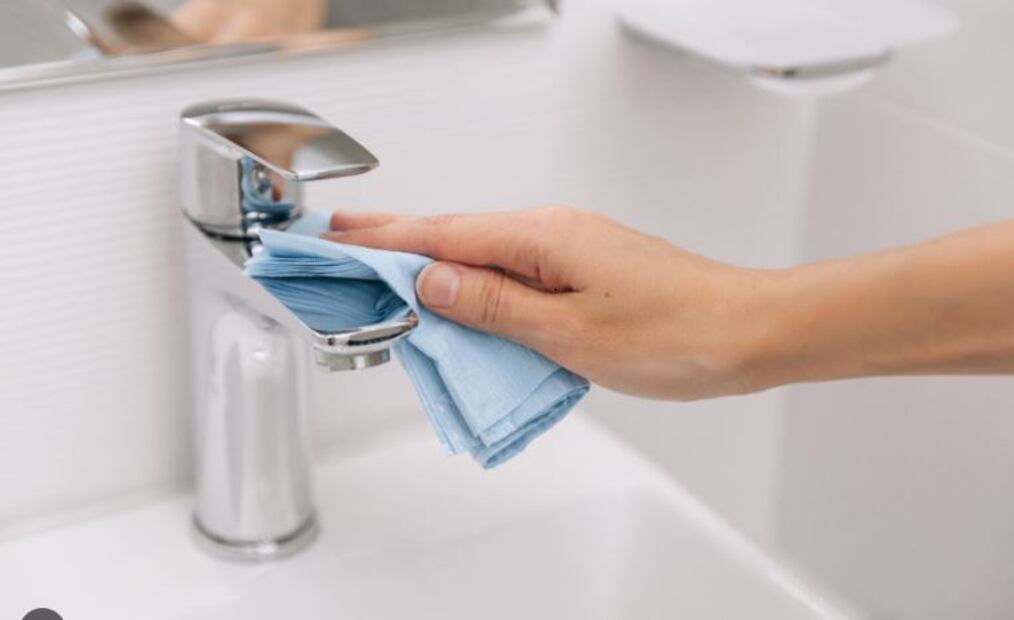 Evita la aparición de sarro en la llave del lavabo. Foto: Freepik