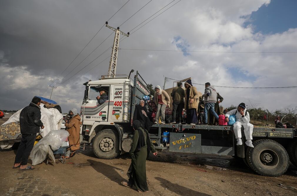 Los palestinos desplazados internamente se mueven después de que el ejército israelí dijera a los residentes del campamento de Khan Yunis que abandonaran sus hogares y se dirigieran a los campamentos de Rafah, cerca de la frontera con Egipto. Foto: EFE
