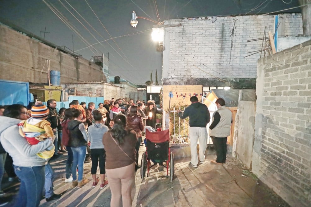 Los colonos se organizan para iniciar las posadas desde el 16 de enero; son nueve familias las escogidas y quienes tienen un gasto de más o menos 2 mil pesos entre piñatas, ponche y un plato fuerte . (FOTOS: ALEJANDRO ACOSTA. EL UNIVERSAL)