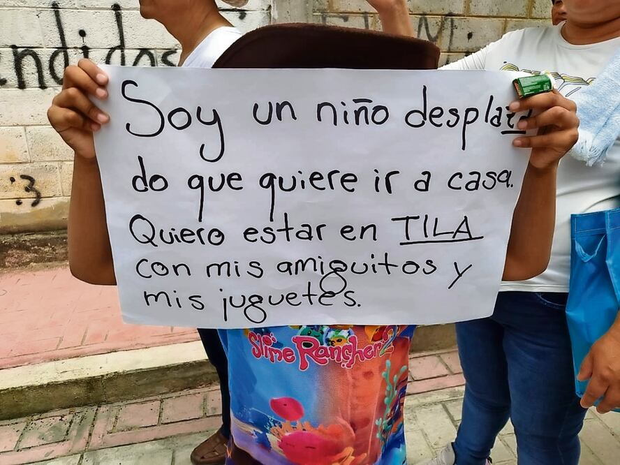 Pobladores exigieron garantías de seguridad para poder regresar a sus hogares en Tila. Foto Especial