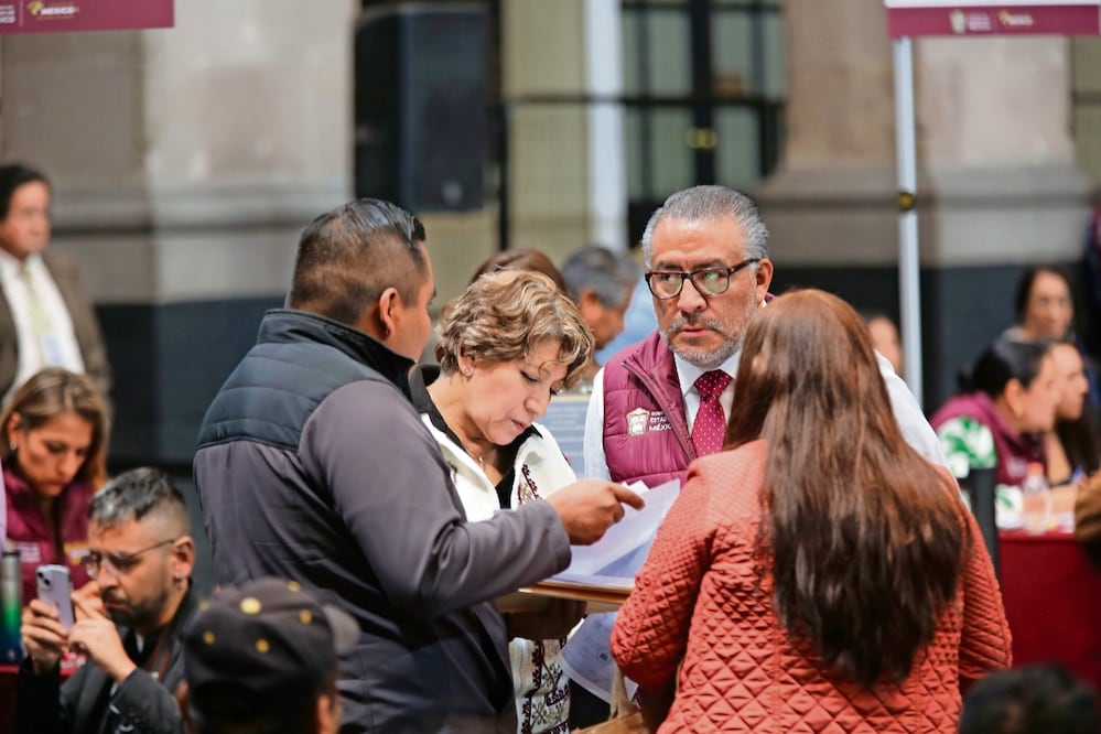 La gobernadora Delfina Gómez y el secretario de Gobierno, Horacio Duarte atendieron de manera personal a los ciudadanos, incluso se tomaron selfies . Foto: Jorge Alvarado / El Universal