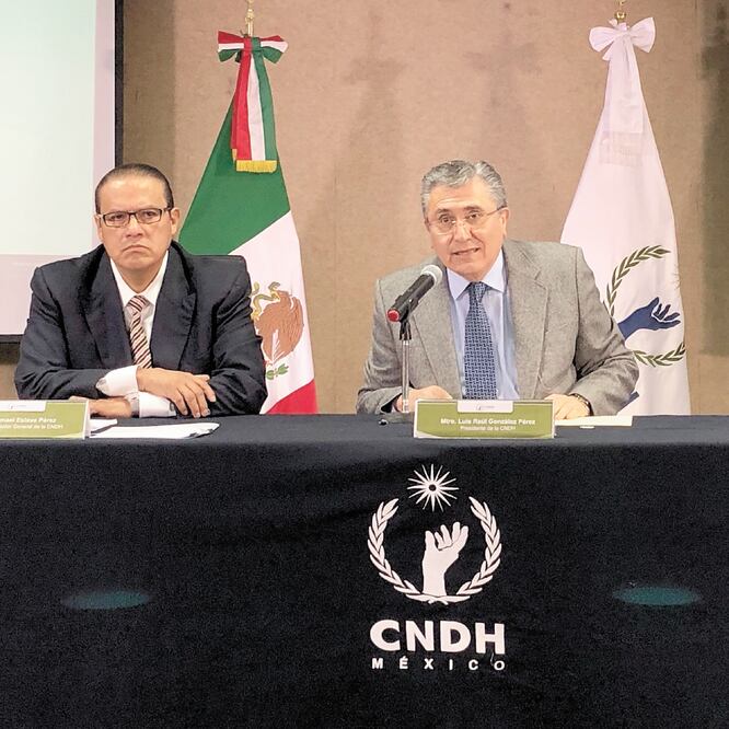 El titular de la CNDH, Luis Raúl González (der.), dijo que el rechazo del gobierno a la recomendación sobre estancias es un “acto autoritario”. ESPECIAL