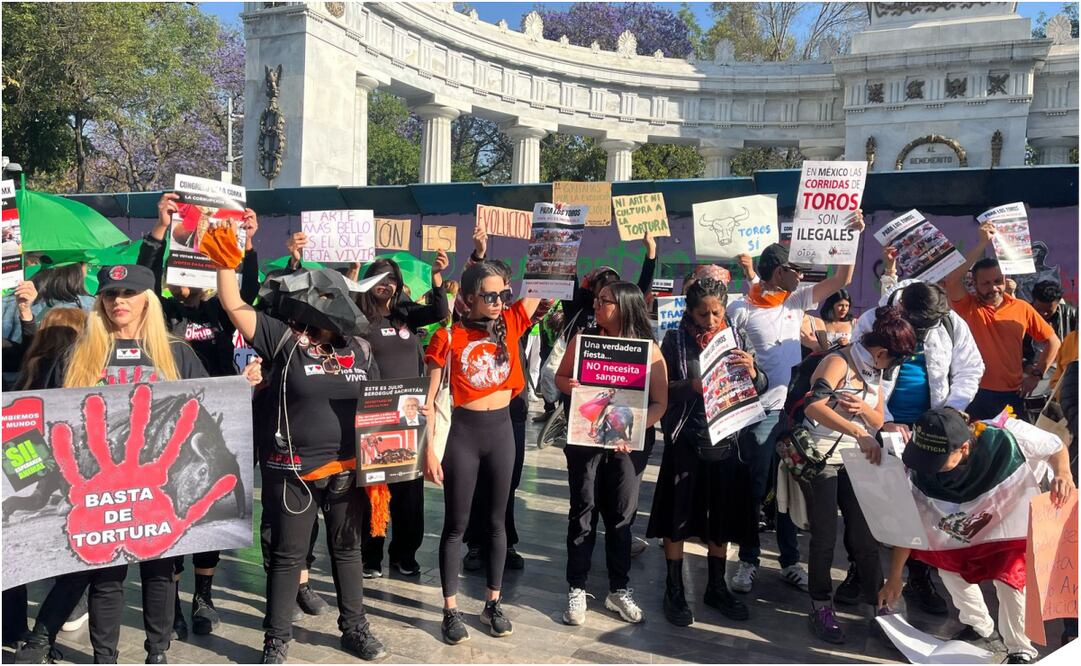 Activistas y animalistas y del PVEM se encuentran reunidos en el Hemiciclo a Juárez para alzar la voz por las “corridas de toros sin sangre”. Foto: Laura Arana/ELUNIVERSAL