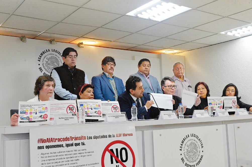 Los asambleístas de Morena José Alfonso Suárez del Real, Aleida Alavez y César Cravioto afirmaron que tocarán casa por casa para preguntarles su opinión sobre el nuevo Reglamento de Tránsito (ESPECIAL)