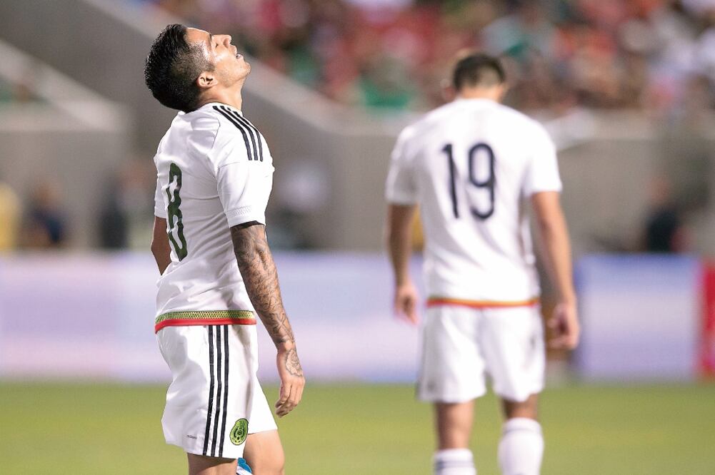 Javier Aquino batalló en el medio campo y mostró una irregularidad preocupante, como casi todo el equipo que inició anoche; los ajustes le lavaron la cara al equipo Tricolor (ETZEL ESPINOSA. IMAGO7)