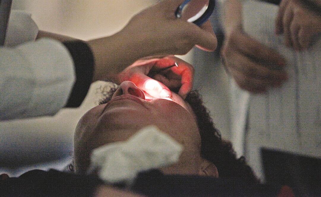 Durante una campaña oftalmológica para adultos mayores. Foto: Ariel Ojeda / El Universal