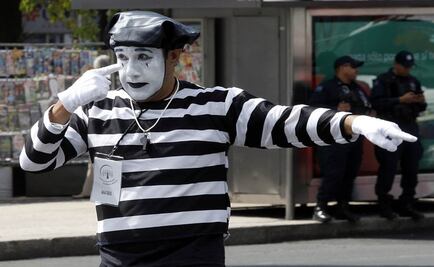 Mimos dirigen el tránsito en la capital