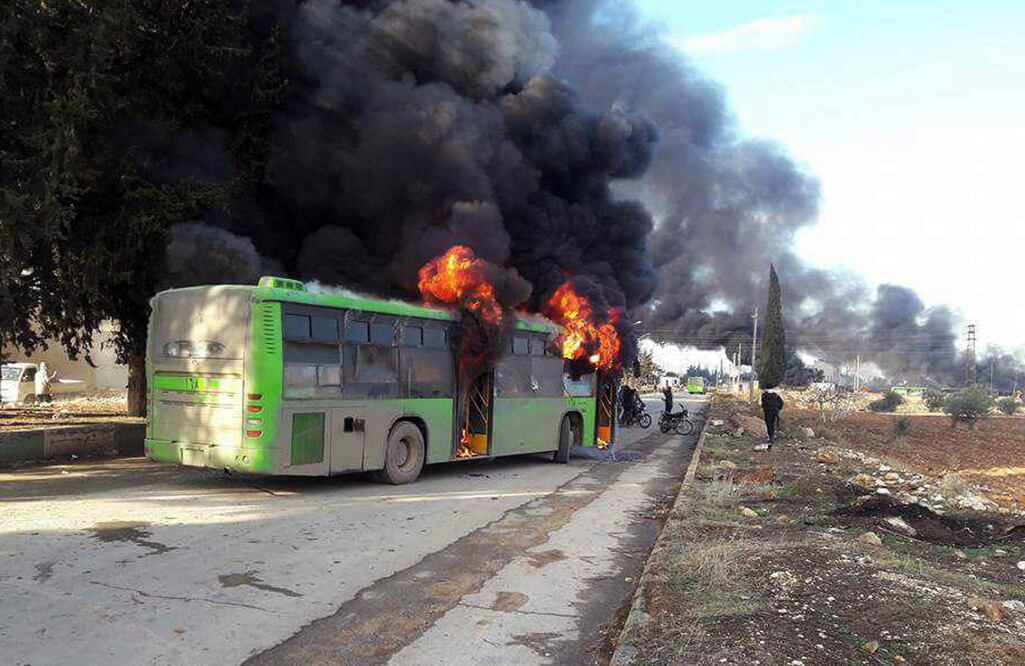 El nuevo bloqueo se produjo a raíz del incendio de seis autobuses destinados a la evacuación de Fua y Kefraya (Foto: AP)