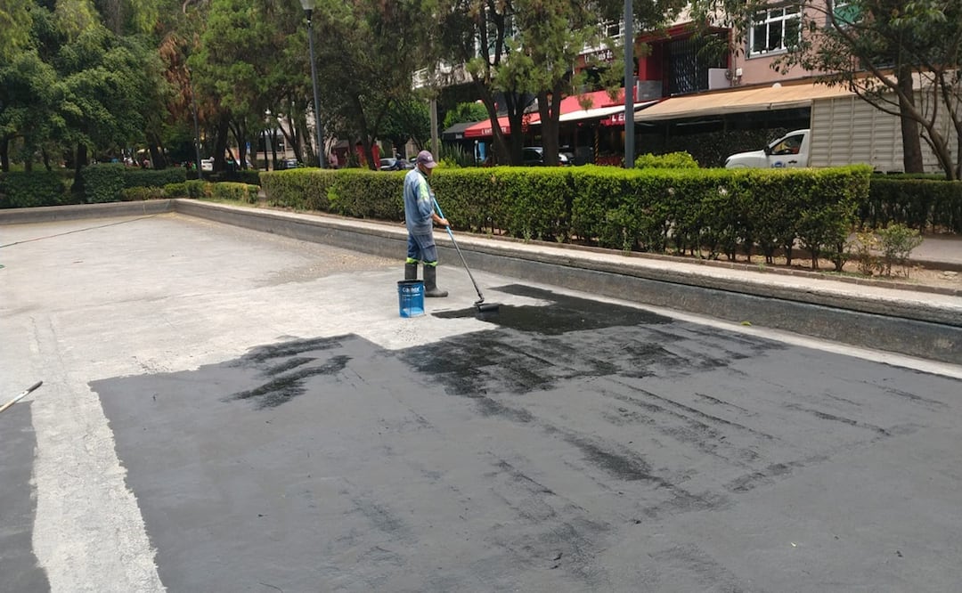 Dan mantenimiento a espejos de agua del Parque Lincoln en Polanco. Foto: Esepcial