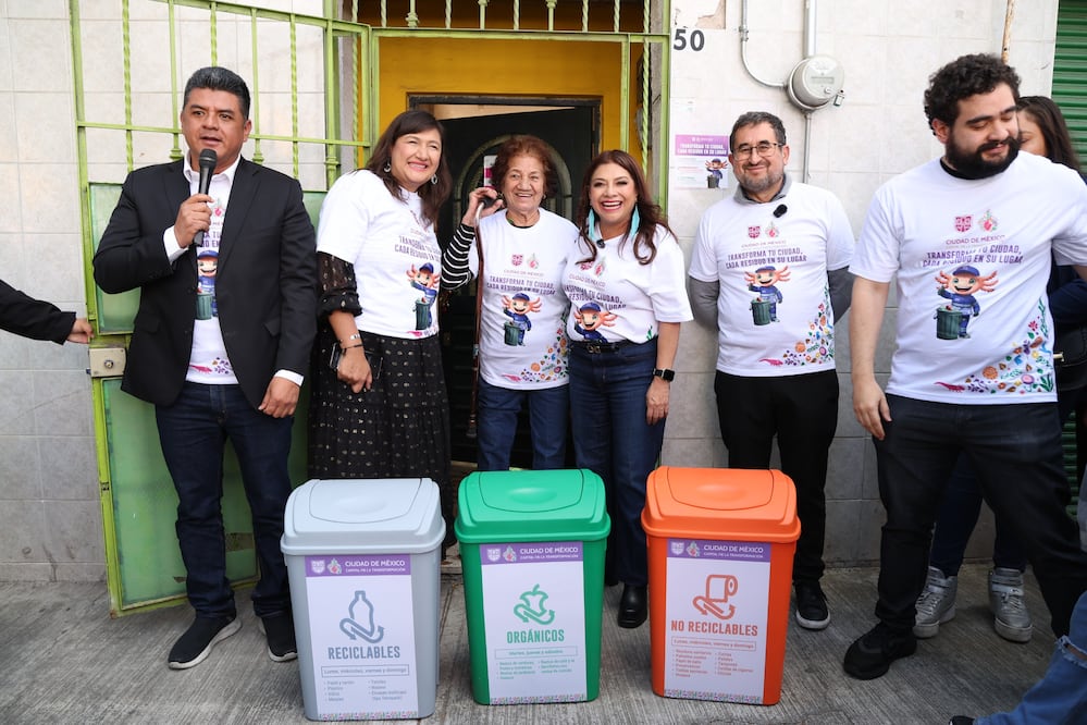 La jefa de Gobierno, Clara Brugada, entregó contenedores de residuos de tres colores el pasado lunes en Azcapotzalco son medida “formativa” para explicar nuevo esquema de separación de residuos en CDMX. (Foto: especial)