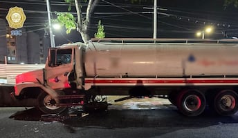 Pipa de agua choca en la colonia Obrera; bomberos rescatan a conductor prensado