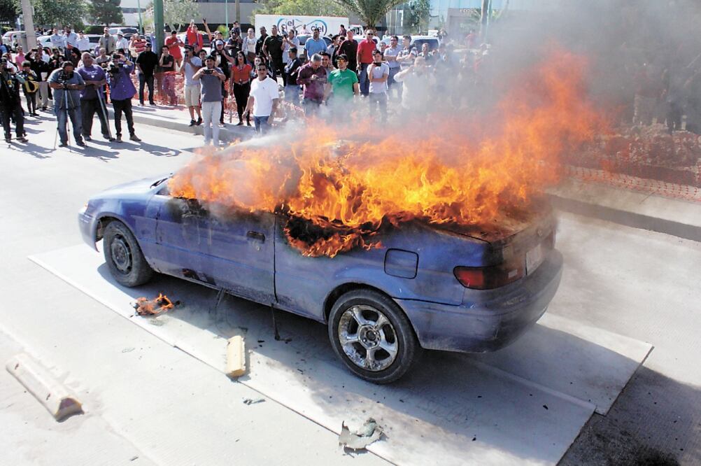 El auto que fue quemado era de una familia a la que, anteriormente, la Comisión Estatal de Seguridad le decomisó otra unidad. Foto/CHRISTIAN TORRES. EL UNIVERSAL